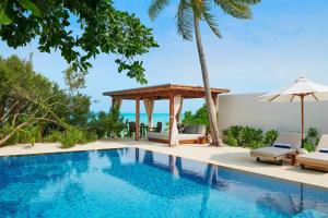 Bazén v ubytování Sirru Fen Fushi Private Lagoon Resort Maldives nebo v jeho okolí