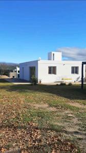 un edificio blanco con un patio delante en Mi Casa de Campo in 