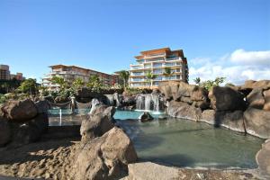 拉海纳Ocean View One Bedroom at Honua Kai!!的一个带瀑布和岩石的水上公园