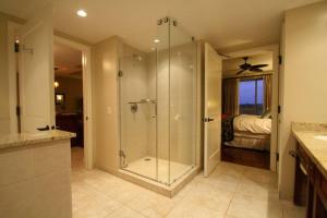 Ocean View One Bedroom at Honua Kai!!的一间浴室