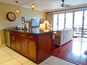 Ocean View One Bedroom at Honua Kai!!的电视和/或娱乐中心