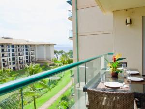 Ocean View One Bedroom at Honua Kai!!的阳台或露台