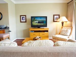 Ocean View One Bedroom at Honua Kai!!的电视和/或娱乐中心