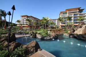 拉海纳Ocean View One Bedroom at Honua Kai!!的一座位于带建筑物的度假村内的游泳池