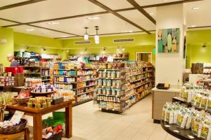 公寓内部或周边的超市或其他商店