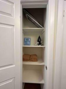 Un armario con una puerta abierta con toallas. en Home in Central Mississauga, en Mississauga