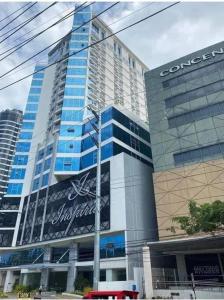 un edificio alto con un cartello davanti di Inspiria Condo Davao - Chrystelle Staycation a Davao