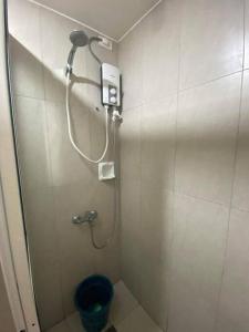 e bagno con servizi igienici e cabina doccia. di Inspiria Condo Davao - Chrystelle Staycation a Davao