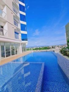 una grande piscina di fronte a un edificio di Inspiria Condo Davao - Chrystelle Staycation a Davao