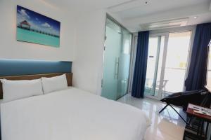 Postel nebo postele na pokoji v ubytování Hamdeok Beach Stay Jeju