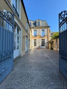 una calle adoquinada con dos entradas a una casa en Le Henri IV en Le Mans