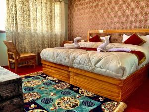 una camera da letto con un letto con sopra degli animali di peluche di Mentsel Merak Pangong Lake a Kakstet