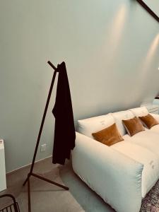 甲府的住宿－TRIGON HOUSE HOTEL KOFU，卧室配有白色的床和灯