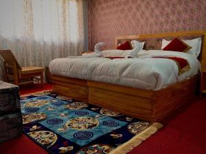 una camera da letto con un letto con due piccioni sopra di Mentsel Merak Pangong Lake a Kakstet