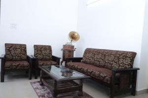 Naini's Nest Alpine View的休息区
