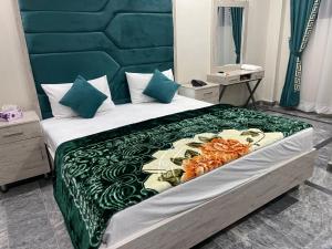 Tempat tidur dalam kamar di Lasani 1 Hotel