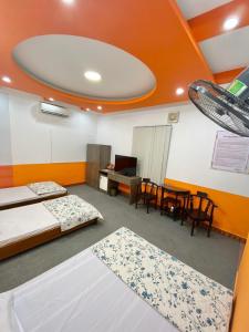 una habitación con dos camas y una mesa y sillas en Phạm Gia Hotel HG - by BAY LUXURY, en Ha Giang