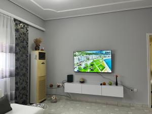 ein Wohnzimmer mit einem TV an der Wand in der Unterkunft Villa Vlora M&N 2 in Vlorë
