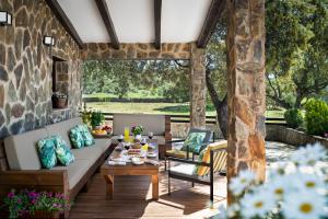 um pátio com um sofá e uma mesa em Casa Rural " La Quijada del Lobo " em Llerena