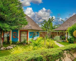 a house with thatched roofs and a garden at Villa Kasadya in Panglao