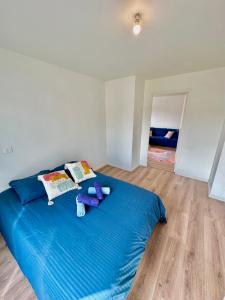 una camera con letto blu e 2 cuscini di Magnificent apart Paris Bagnolet 401 with view a Bagnolet