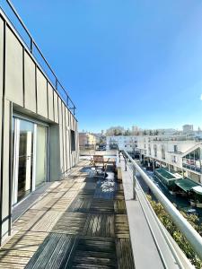 un balcone con panchina sul lato di un edificio di Magnificent apart Paris Bagnolet 401 with view a Bagnolet