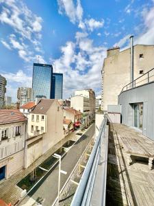 vista su una città con edifici alti di Magnificent apart Paris Bagnolet 401 with view a Bagnolet