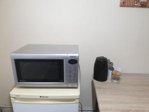 Un four micro-ondes est installé au-dessus d'un réfrigérateur. dans l'établissement Townsend Studio/Rooms, à Liverpool