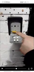 una persona con un mando a distancia en una pared en Townsend Studio/Rooms en Liverpool
