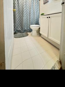 羅德岱堡的住宿－La Mare，一间带卫生间的浴室和瓷砖地板。