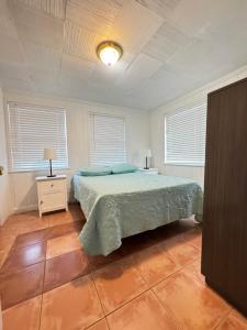 羅德岱堡的住宿－La Mare，一间卧室设有一张床和两个窗户。