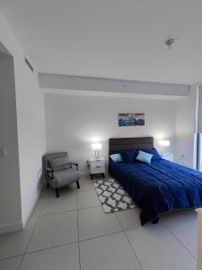 Resort Style 1-Bdrm Apt Downtown Doral客房内的一张或多张床位