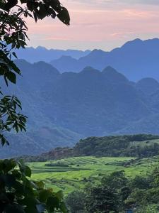 vista su una valle con montagne sullo sfondo di Pu Luong Eco Garden a Pu Luong