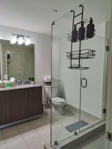 Resort Style 1-Bdrm Apt Downtown Doral的一间浴室