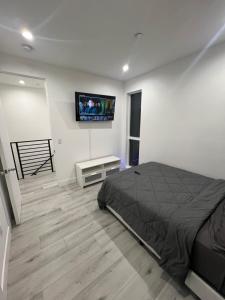 1 dormitorio con 1 cama y TV de pantalla plana en 1BR Hollywood Townhouse en Los Ángeles