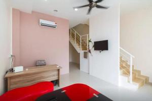 salon z czerwonym krzesłem i schodami w obiekcie Penang Hill Lodge w mieście Ayer Itam