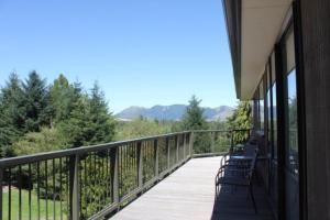 balcón con bancos y vistas a las montañas en 45 Alpine Avenue, en Hanmer Springs