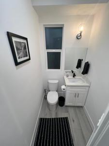 1BR Hollywood Townhouse tesisinde bir banyo