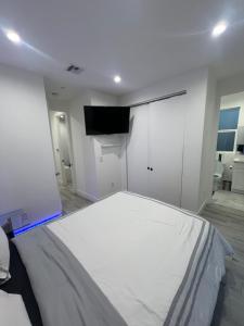 1 dormitorio con 1 cama y TV de pantalla plana en 1BR Hollywood Townhouse en Los Ángeles