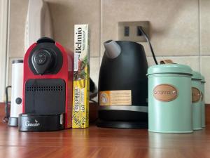a camera and a coffee cup on a table at Hermoso departamento en Iquique in Iquique