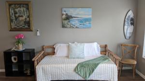 um quarto com uma cama e um quadro na parede em Quiet Condo near Laguna Madre C em Corpus Christi