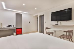 Kuchyň nebo kuchyňský kout v ubytování Green B Hotel Busan Seomyeon