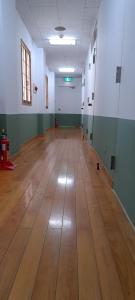 ein leeres Zimmer mit Holzboden in einem Gebäude in der Unterkunft Inn Komachiya - Vacation STAY 90943v in Senboku