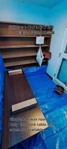 Habitación con cama y mesa de madera. en Inn Komachiya - Vacation STAY 90943v en Senboku