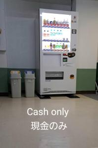- un réfrigérateur dans une chambre avec deux poubelles dans l'établissement Inn Komachiya - Vacation STAY 51977v, à Senboku