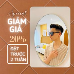 un joven con gafas de sol delante de un espejo en AmHome Premium Vinhome OceanPark en Hanoi