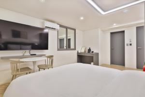 TV a/nebo společenská místnost v ubytování Green B Hotel Busan Seomyeon