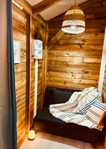 a room with a bed in a wooden cabin at Indigo Baie Cottage IBC in Le Moule