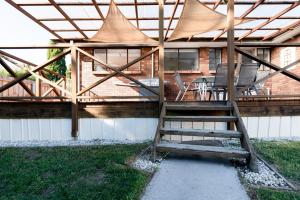 un patio con mesa y sillas bajo un techo en 3 Bedroom Home: Parking & WiFi en Kings Meadows