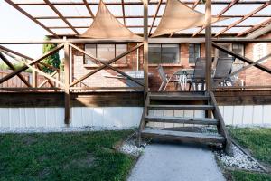 Kings Meadowsにある3 Bedroom Home: Parking & WiFiの屋根の下にテーブルと椅子付きのパティオ